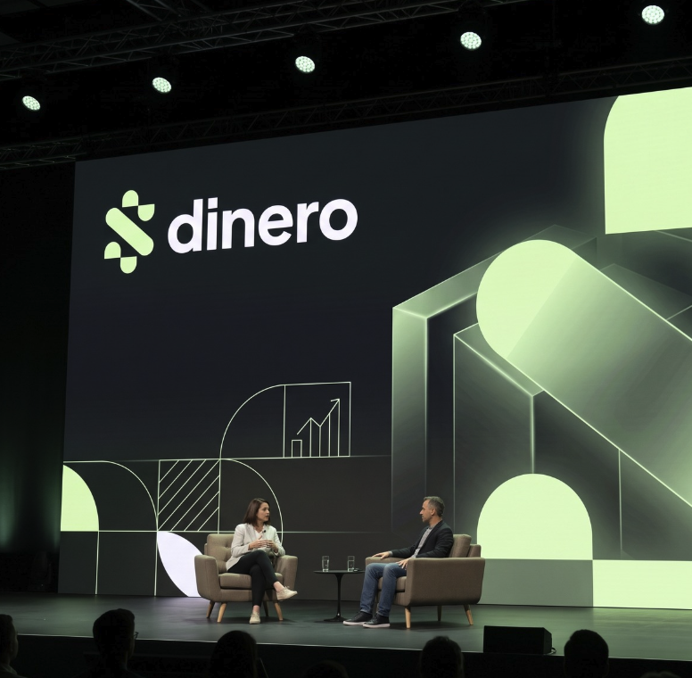 Identidade da Dinero aplicada em evento